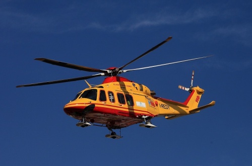 Cade sulle rocce, politrauma per un lecchese