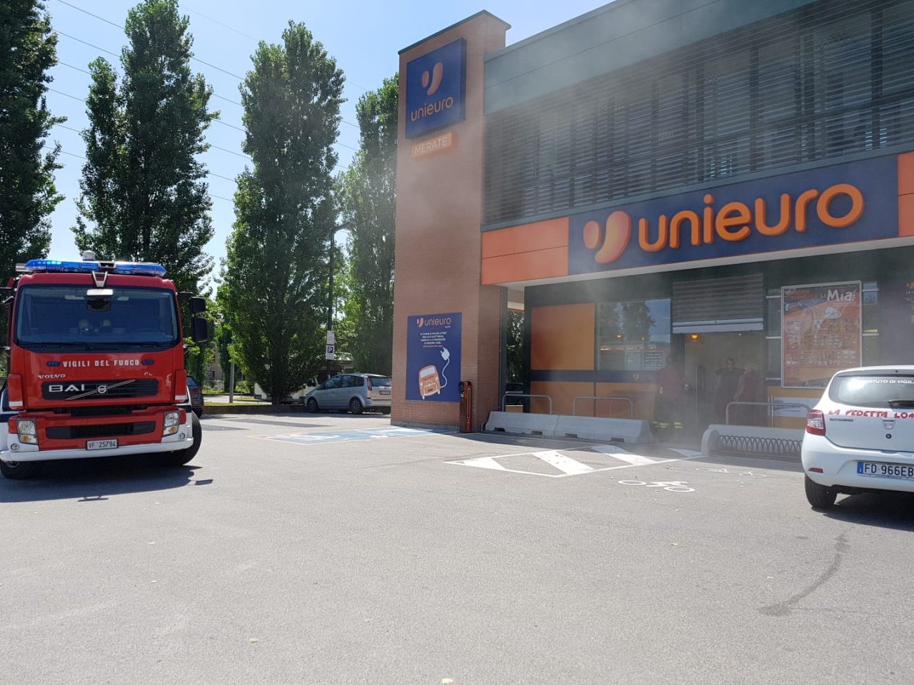 Parte l’allarme fumogeno Vigili del Fuoco all’Unieuro Merate