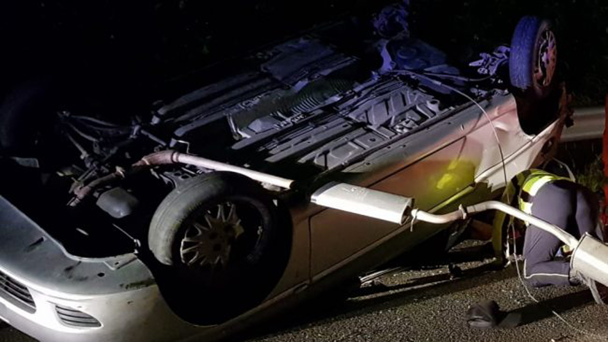 Auto ribaltata nella notte a Sirtori gravissimi due giovani FOTO