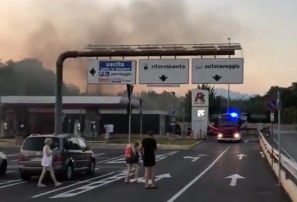 Principio di incendio all’autolavaggio dell’Auchan