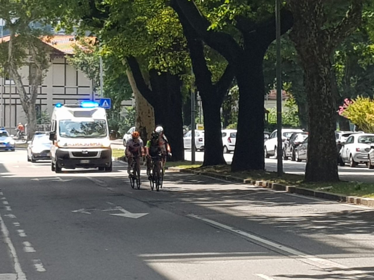 Giro Rosa, il passaggio delle cicliste sul lungolago di Lecco FOTO E VIDEO