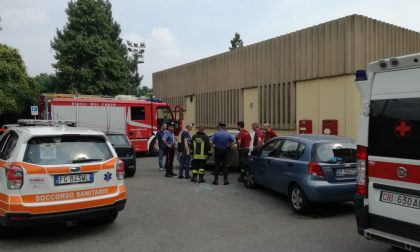 Anziana si schiaccia una mano intrappolata nella portiera dell'auto che si è spostata accidentalmente. 