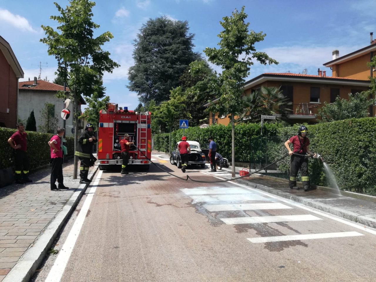 Maggiolino in fiamme, salva una famigliola in visita al Santuario VIDEO e FOTO