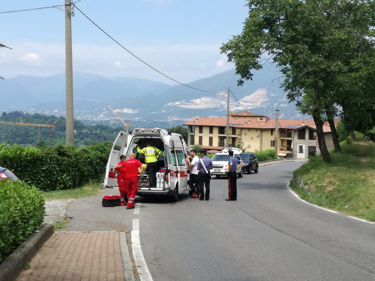 Cade dalla bici, paura per un 69enne