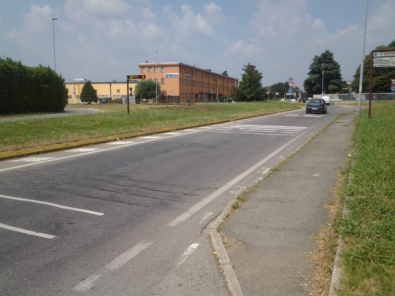 I Cinque Stelle di Merate esultano: tagliati i cespugli alla rotonda di via Laghetto