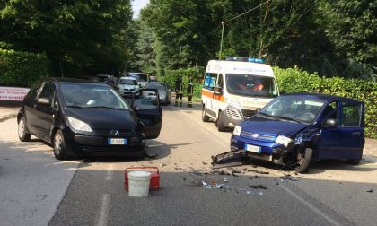 Frontale tra due auto, chiusa via Sirtori a Barzanò