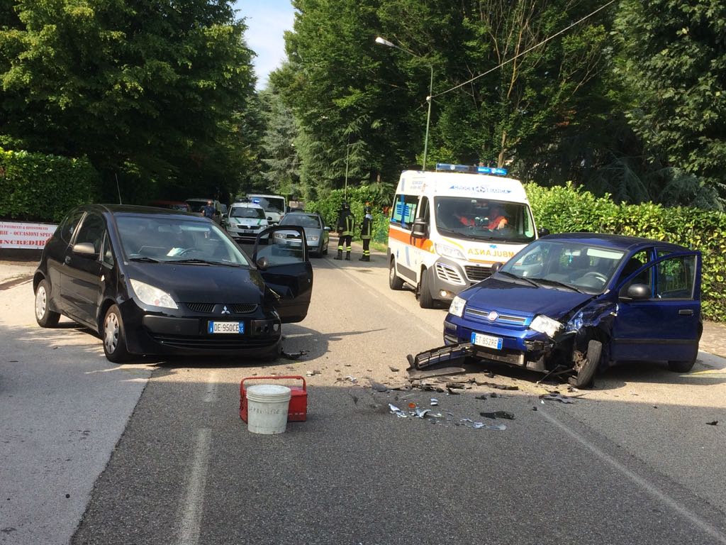 Frontale tra due auto, chiusa via Sirtori a Barzanò