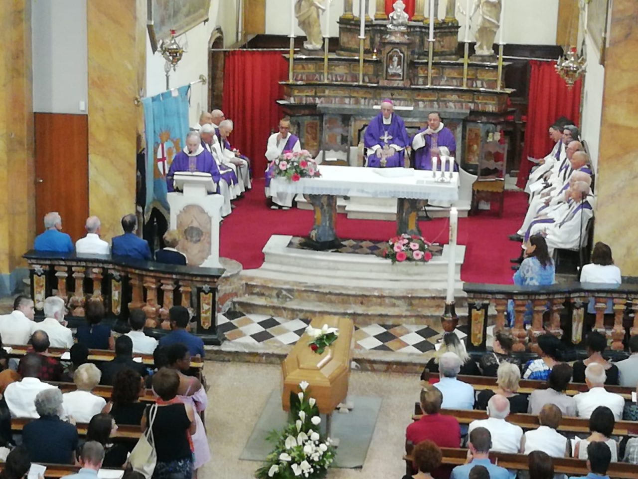 Lecco commossa ha detto addio a Maria Calvetti: “Illumina la nostra oscurità”