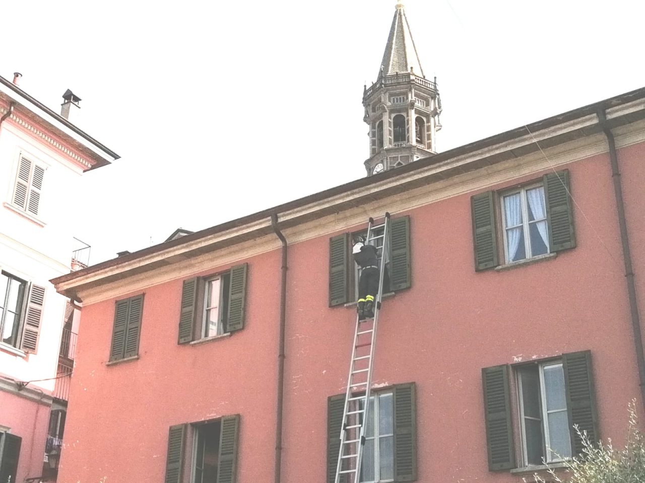 Anziano sacerdote perde le chiavi di casa: intervengono i pompieri