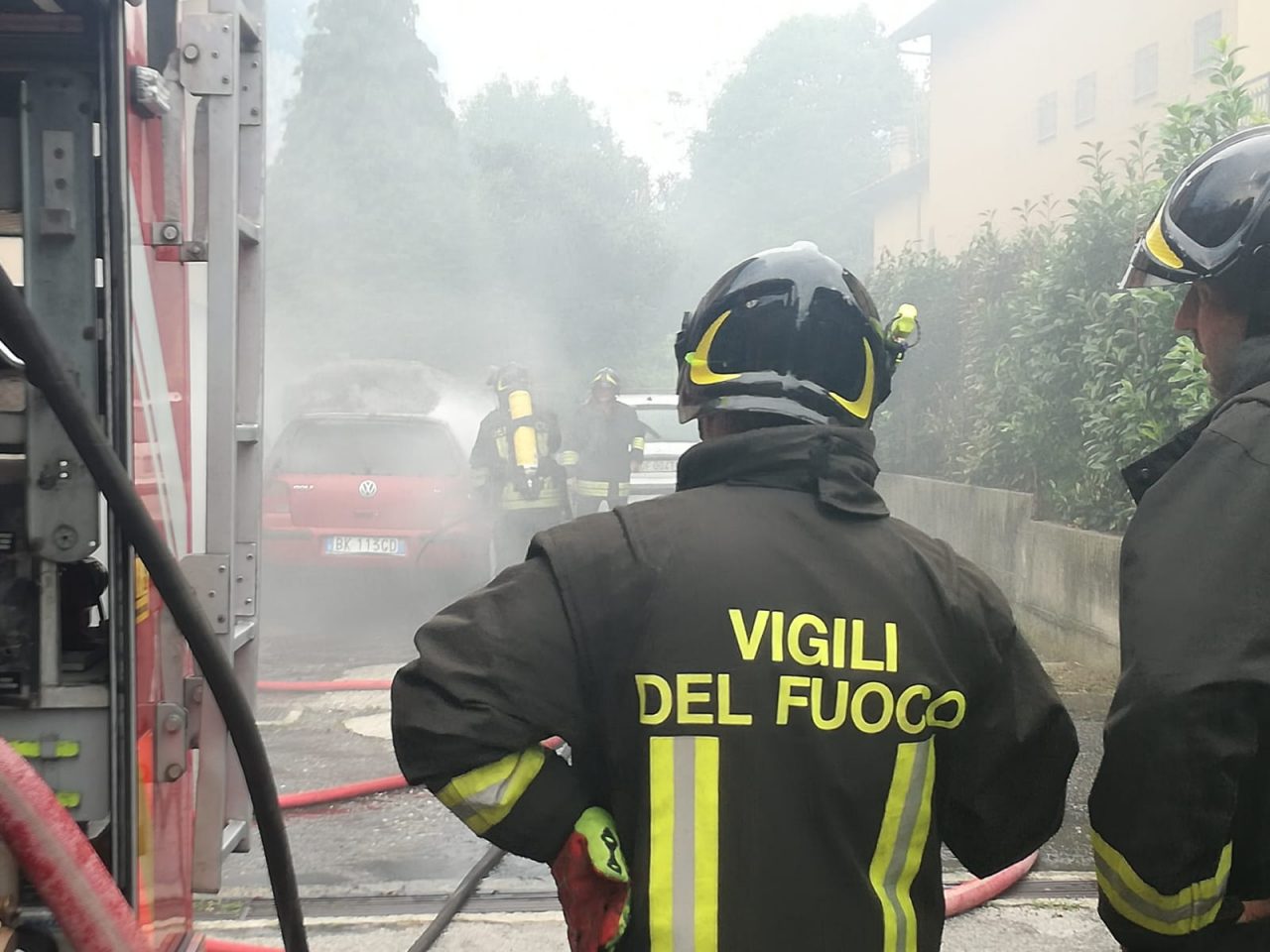 Auto in fiamme, l’intervento dei Vigili del Fuoco FOTO e VIDEO