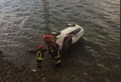 Paura a Varenna: un 50enne esce fuori strada e finisce nel lago FOTO SIRENE DI NOTTE