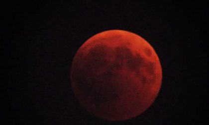 Eclissi di luna sopra Lecco, ecco le foto più belle
