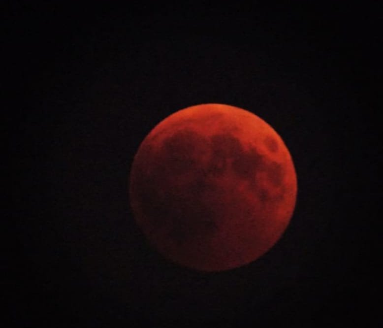Eclissi di luna sopra Lecco, ecco le foto più belle