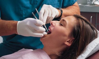 Dentista aperto Merate, anche in agosto sbiancamenti e implantologia