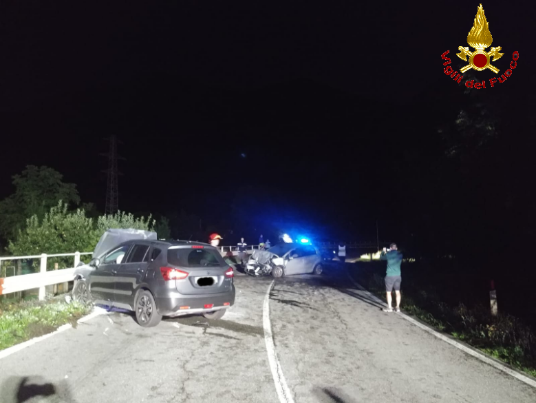 Scontro frontale tra due auto nella notte: cinque persone coinvolte