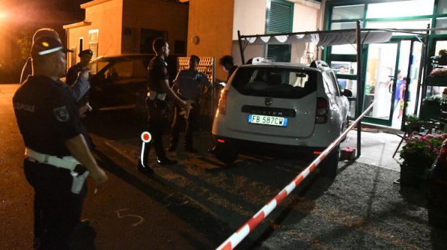 Manovra sbagliata e investe quattro persone, muore una donna