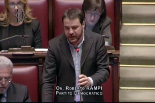 Rampi dona libri al carcere di Lecco