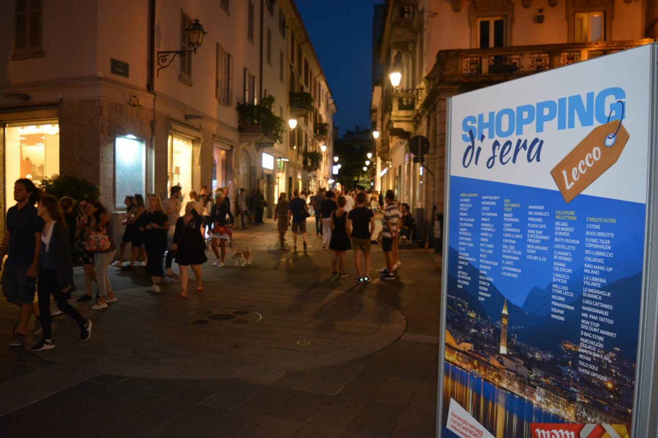Shopping di sera, il primo giovedì di saldi: acquisti ad un prezzo vantaggioso anche dopo le 21