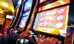 Lascia la figlia in auto da sola per giocare alle slot machine