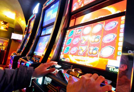 Lascia la figlia in auto da sola per giocare alle slot machine
