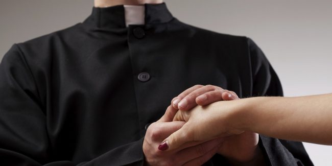 Uccelli di rovo in salsa lombarda: il prete prende a pugni il marito