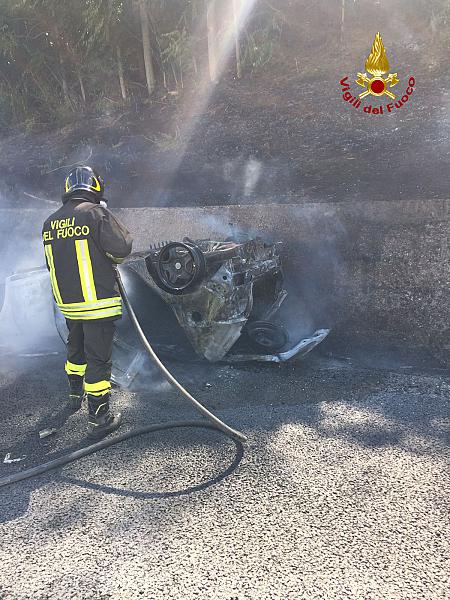 25-auto-bruciata-fiamme-fuoco-incendio-vvf-115-autostrada-a1-vigili-del-fuoco--1-