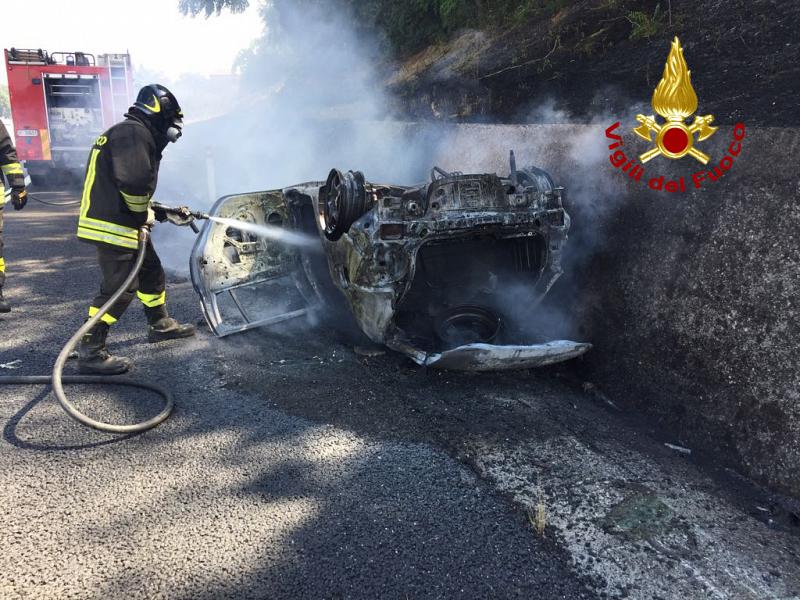39-auto-bruciata-fiamme-fuoco-incendio-vvf-115-autostrada-a1-vigili-del-fuoco--2-