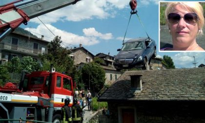 Auto esce di strada e vola su una casa: muore una 46enne