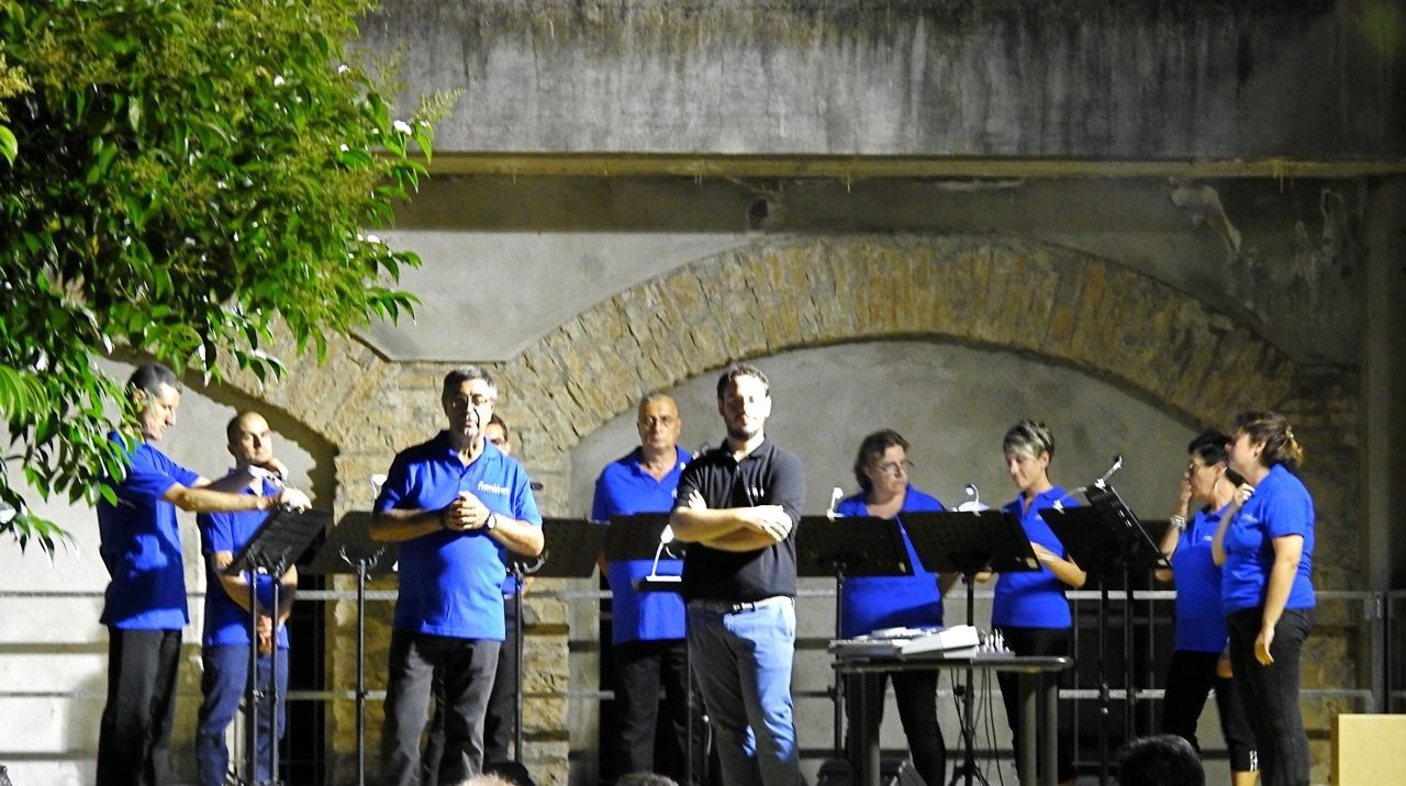 Fuoridalcoro si esibisce a Carvico
