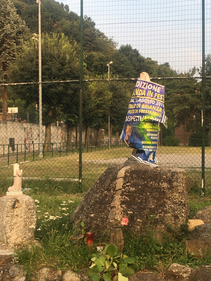 Madonnina “vestita” con un manifesto della festa della Lega