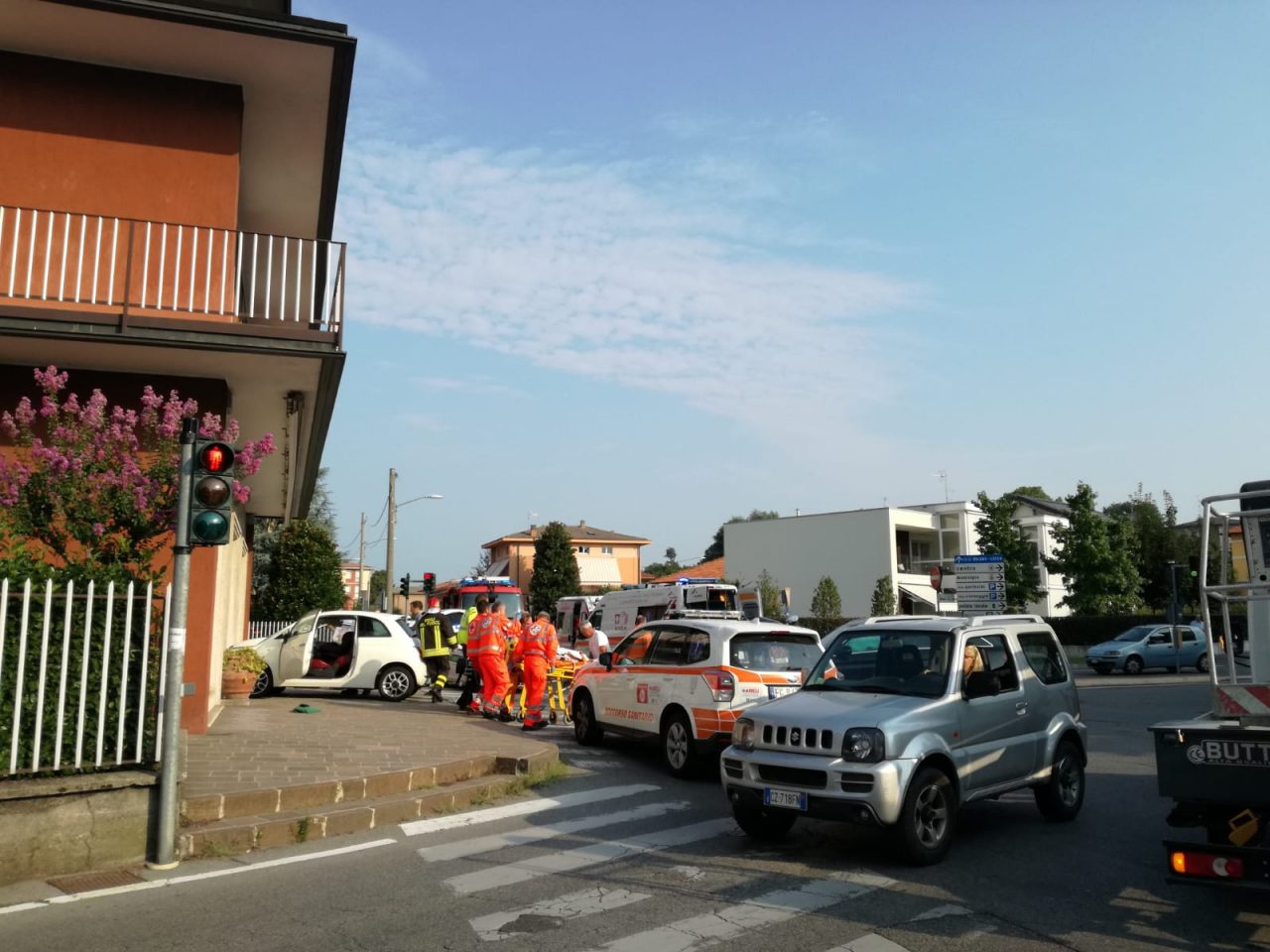 Schianto in viale Verdi, un’auto sfonda la vetrina di Airoldi FOTO