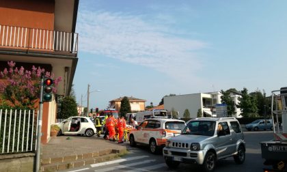 Schianto in viale Verdi, un'auto sfonda la vetrina di Airoldi FOTO