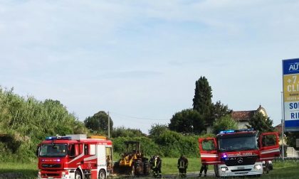 Trattore in fiamme intervengono i Vigili del Fuoco