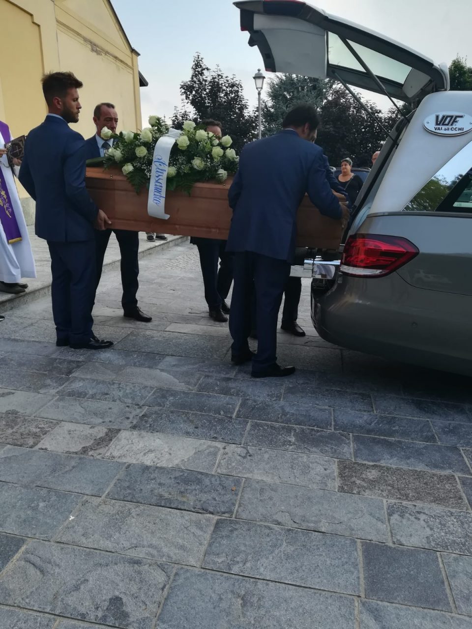 Incidente mortale, strazio al funerale del giovane papà FOTO
