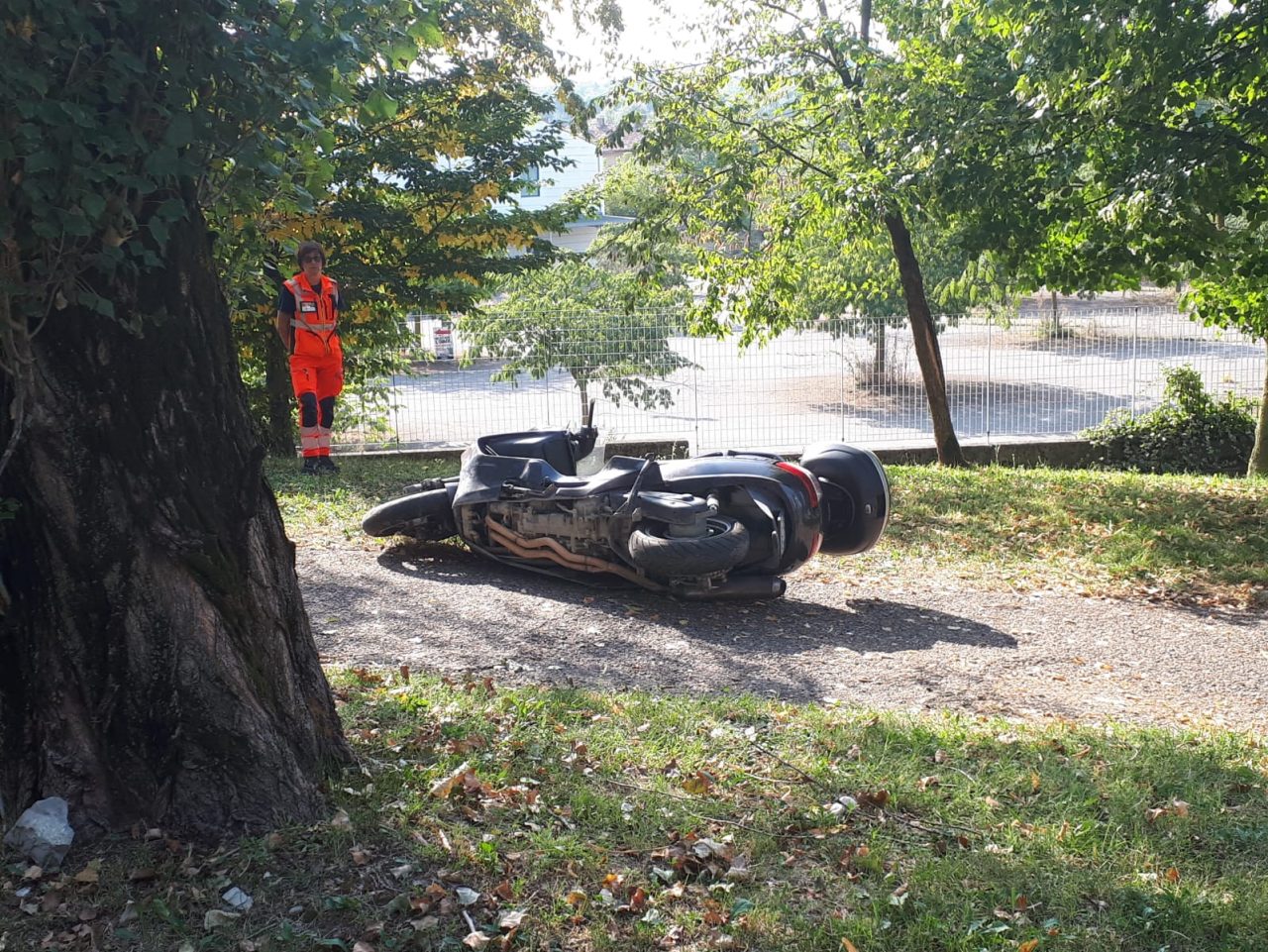 Esce di strada e si schianta con la moto FOTO