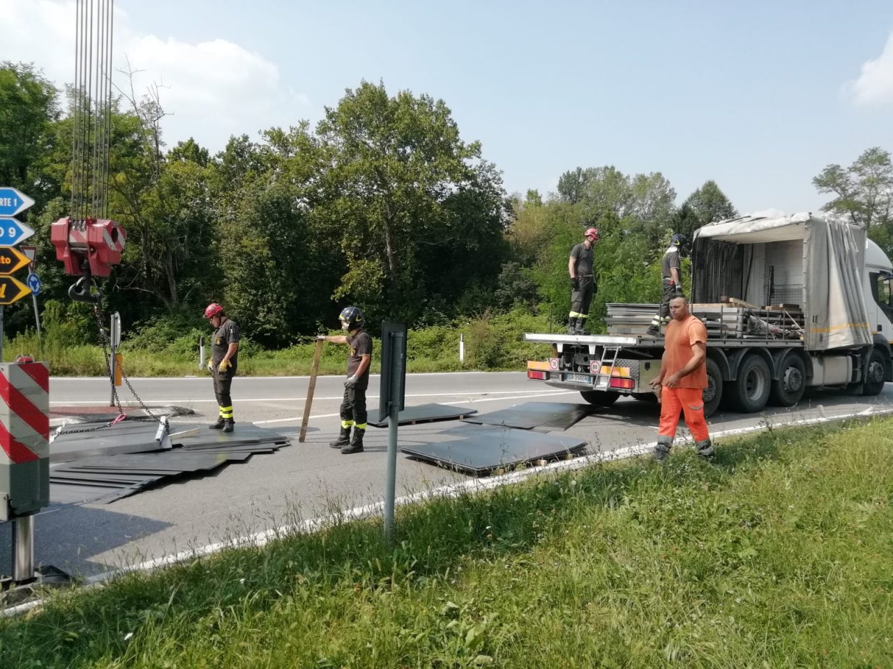 Camion perde il carico, bloccata la Lecco Bergamo FOTO