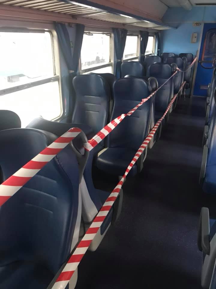 Scene di ordinaria follia sui treni lecchesi: non ci si siede per i finestrini rotti