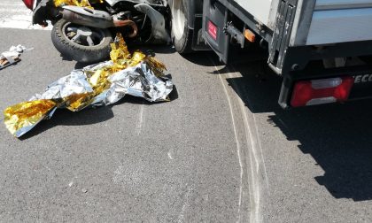 Grave incidente tra motorino e autocarro, ferita una donna