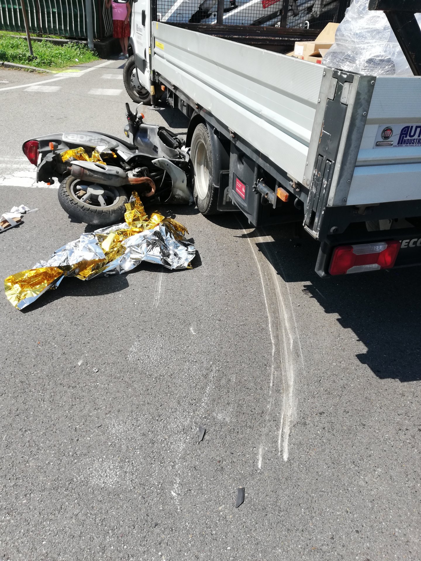 Grave Incidente Tra Motorino E Autocarro, Ferita Una Donna - Prima Lecco