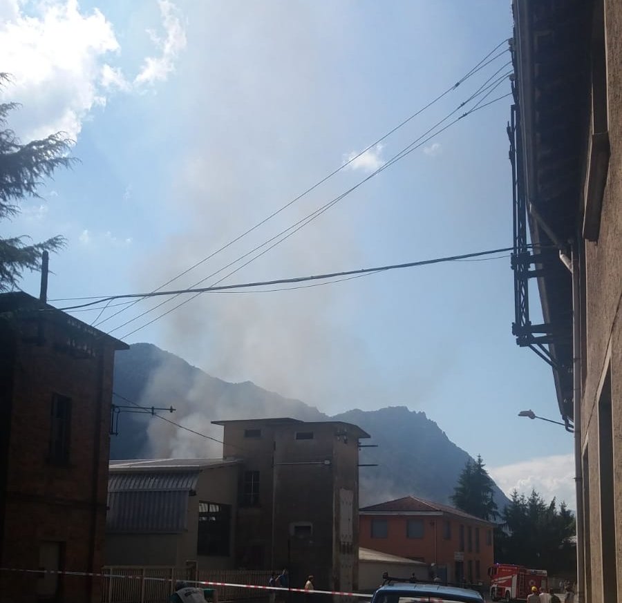 Incendio a Primaluna, officine di Cortabbio in fiamme FOTO