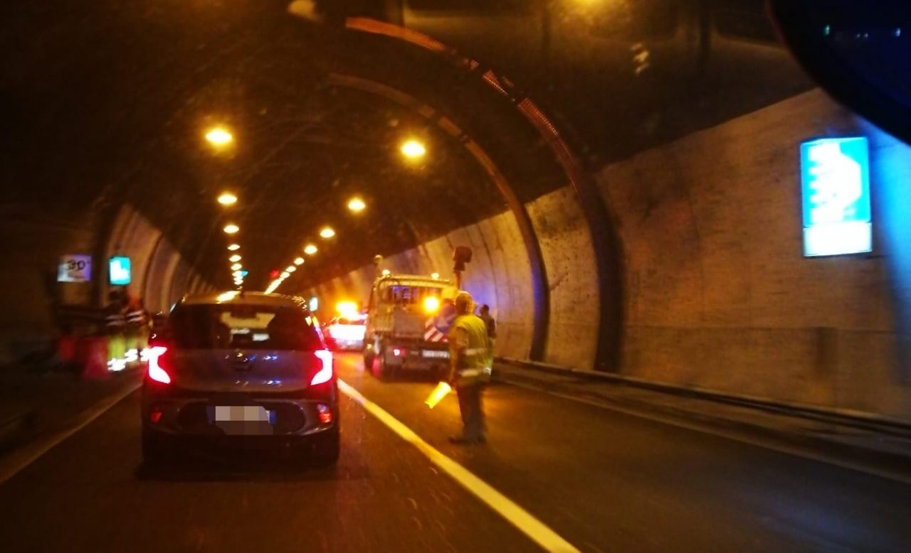 Incidente in galleria, soccorso un 77enne
