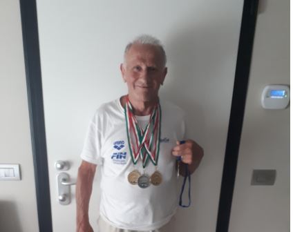 Nuotatore da record: ottant’anni e più di duecento medaglie