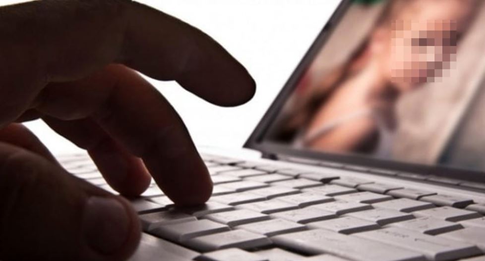 Professore arrestato per pedopornografia: adescava ragazzini in chat