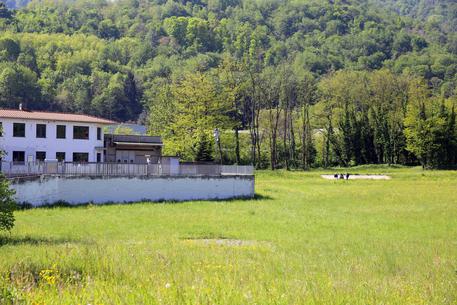 Via (di nuovo)  la scritta della Lega dal Pratone di Pontida