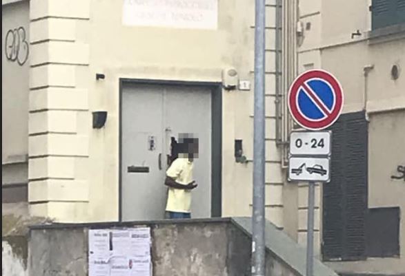 Prende a sprangate la porta della Caritas, il sodalizio: “Il migrante va curato, non condannato”