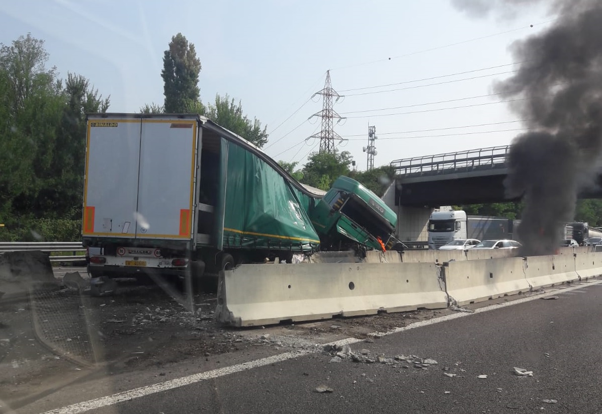 Tir si schianta in autostrada, traffico in tilt sulla A4