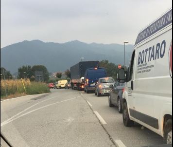 Traffico intenso e code anche stamattina dopo la chiusura del Ponte di Paderno LA SITUAZIONE