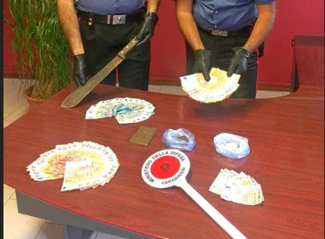 Spacciatori beccati dai carabinieri fuggono abbandonando coca, eroina e un machete