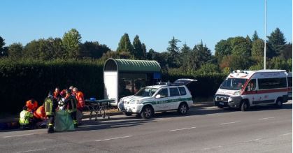 Esce di strada e si schianta con l'auto: è gravissimo FOTO E VIDEO