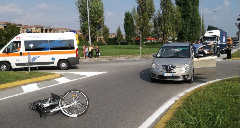 Donna investita in bicicletta, l’elisoccorso atterra sulla ex Statale VIDEO